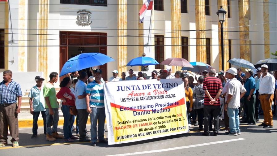 Representantes familias desalojadas para construir Botánico en Santiago exigen reubicación
