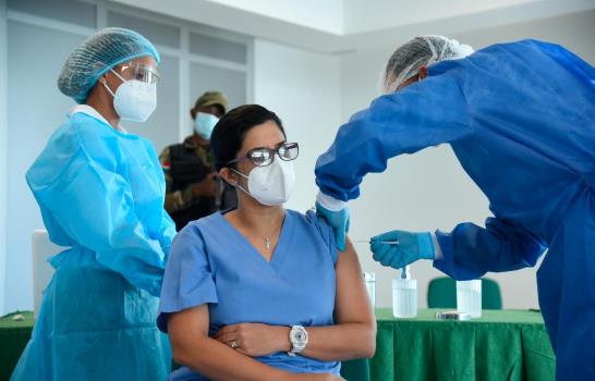 En Santiago se ha vacunado contra el COVID-19 a 1,600 trabajadores de la salud 