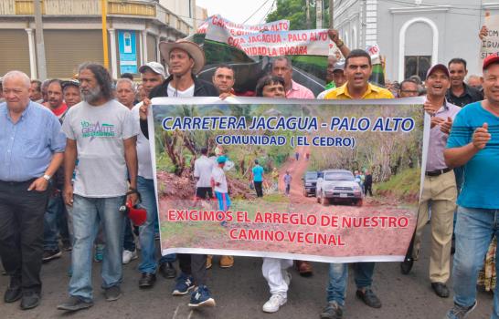 Campesinos marchan reclamando se termine reconstrucción de la carretera Palo Alto-Jacagua