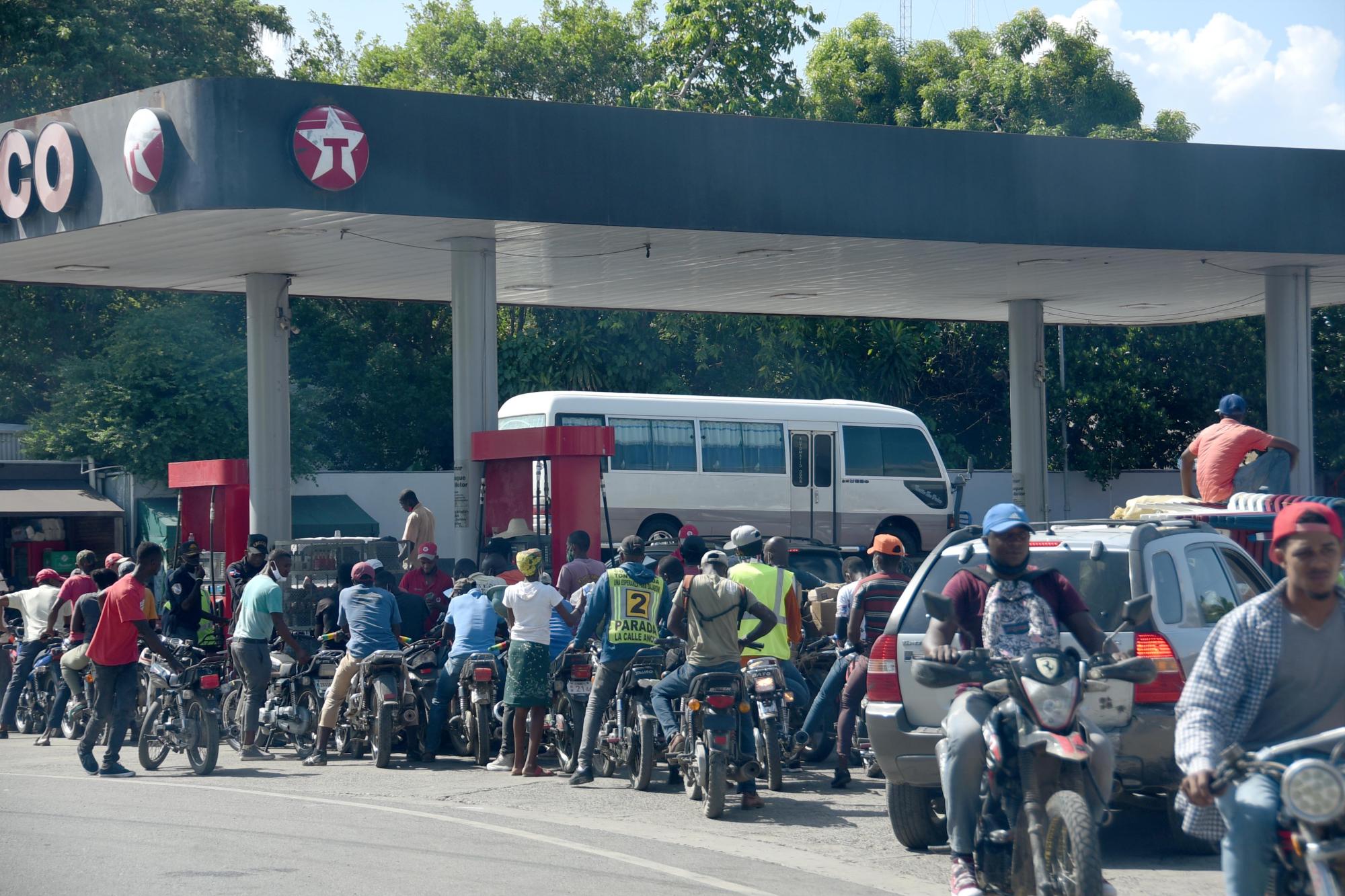Las estaciones de servicio surten combustible con normalidad a un significativo número de clientes (Fotos: Aneudy Tavarez)