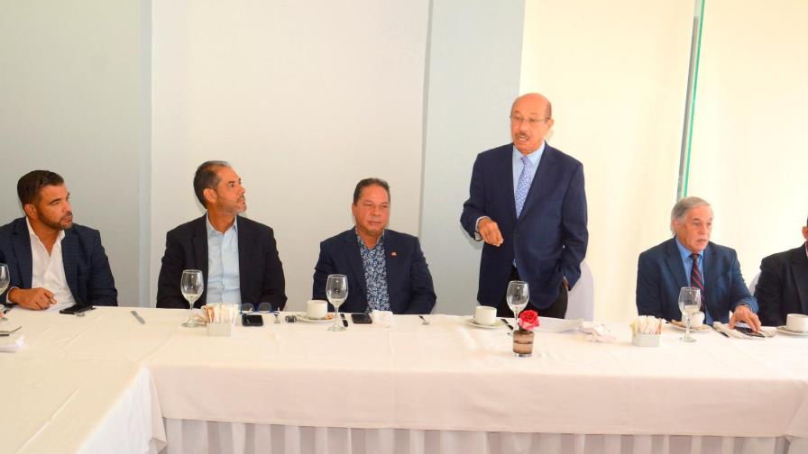 Montás favorece legislar para regular la importación de vehículos de motor