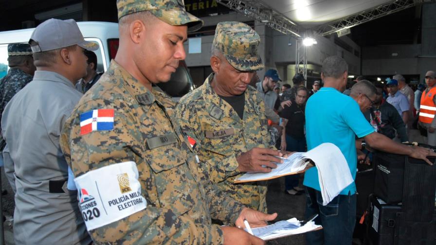 Más de tres mil policías y militares custodiarán centros electorales en Santiago