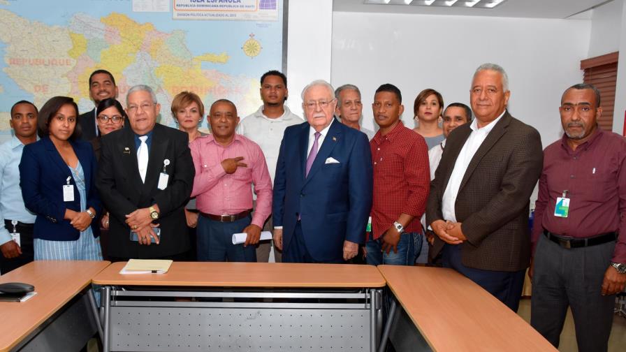 Autoridades coordinan acciones para mejorar explotación de larimar Autoridades coordinan acciones para mejorar explotación de larimar