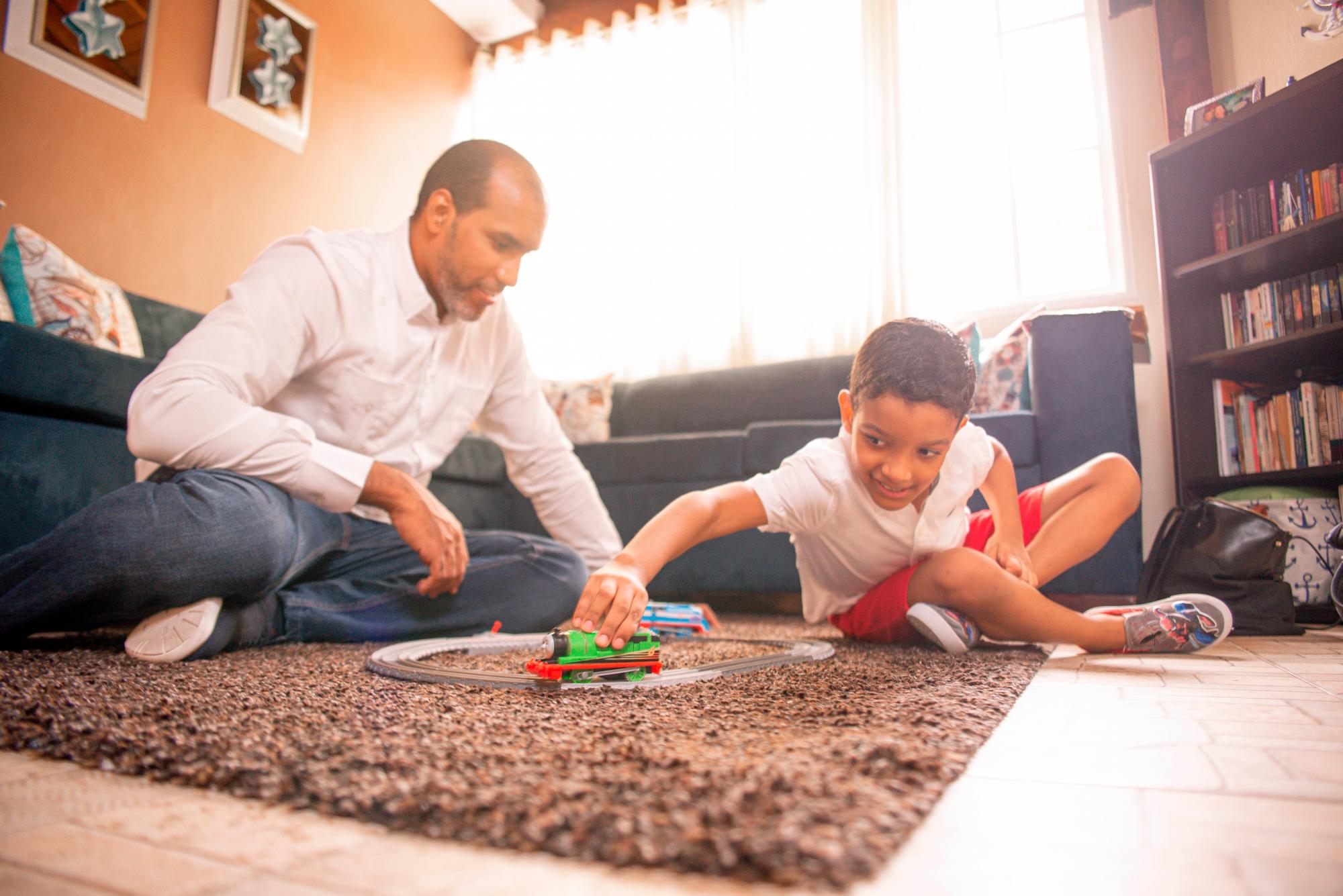 Jugar con  trenes  es uno de los momentos que más disfruta Dulven con su hijo Benjamin.