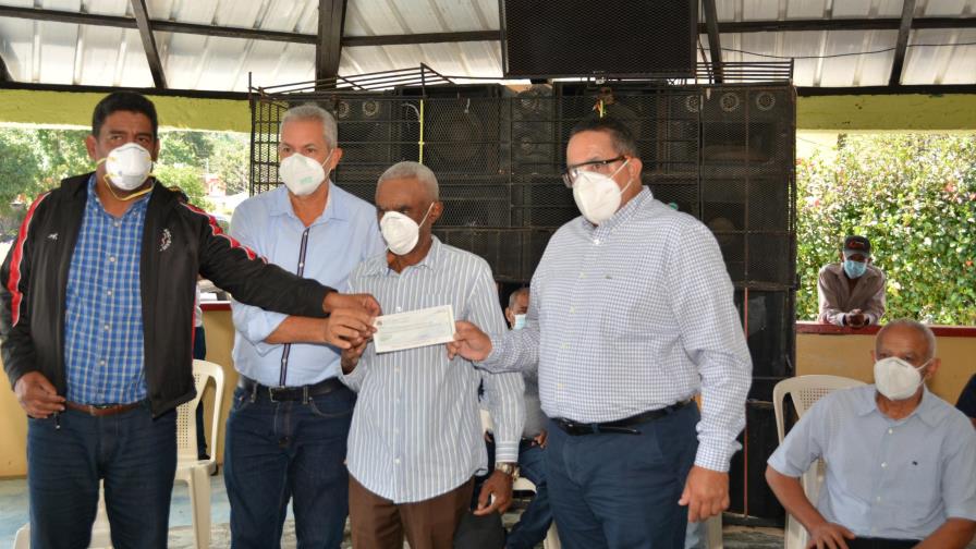 Gobierno entrega recursos a agricultores para electrobombas y centro de acopio Gobierno entrega recursos a agricultores para electrobombas y centro de acopio