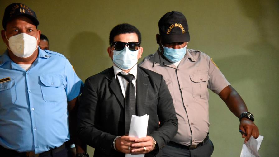 Presentación periódica e impedimento de salida para fiscalizador imputado por sustracción de menores