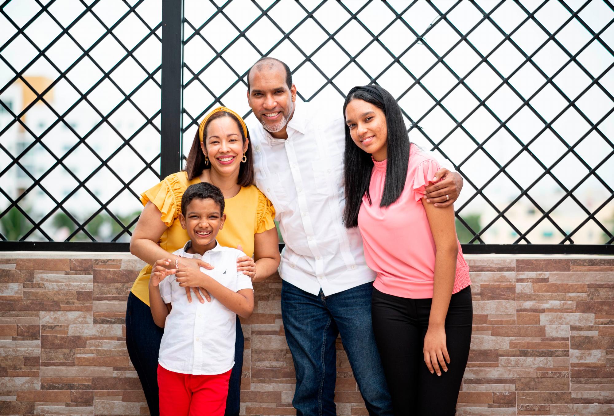 Junto a su esposa Yovanka Gondres, y sus hijos Jasbe Leticia y Benjamin, Dulven ha formado una familia que ama y valora.