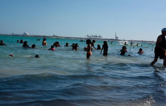Bañistas de Boca Chica disfrutan la playa con “alta vigilancia”