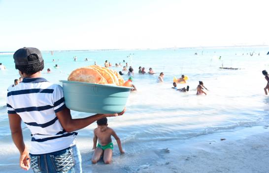 Bañistas de Boca Chica disfrutan la playa con “alta vigilancia”