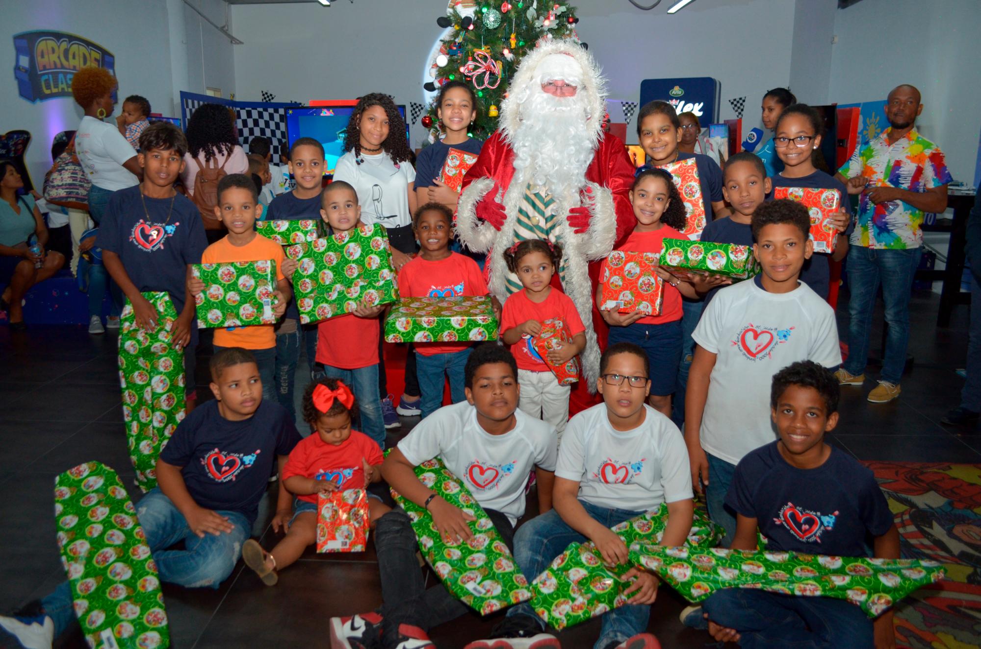 Santa Claus junto a los niños.