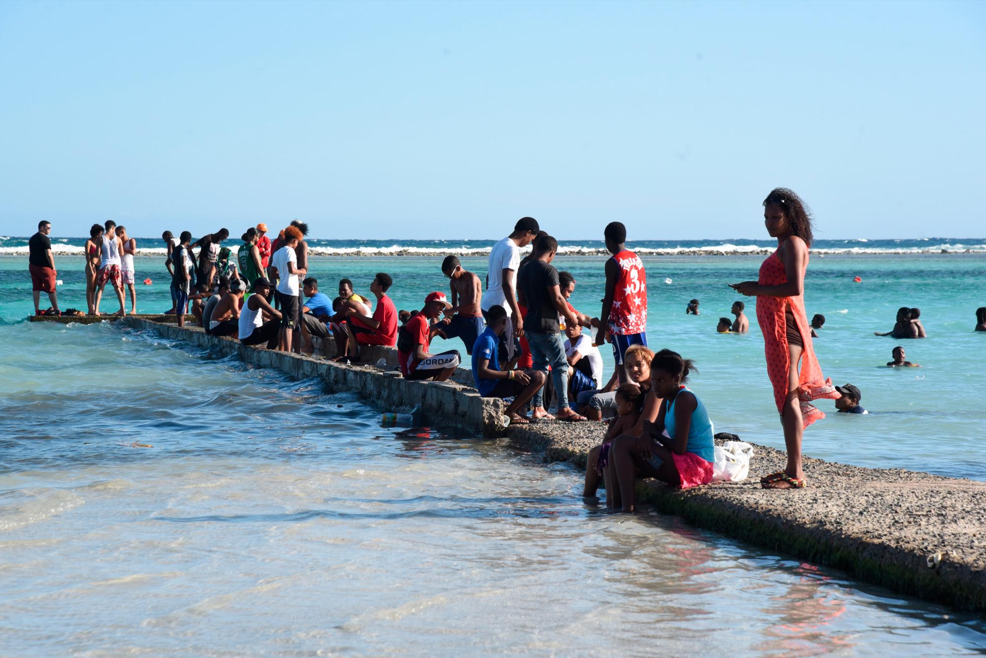 Visitantes disfrutan de la playa. 