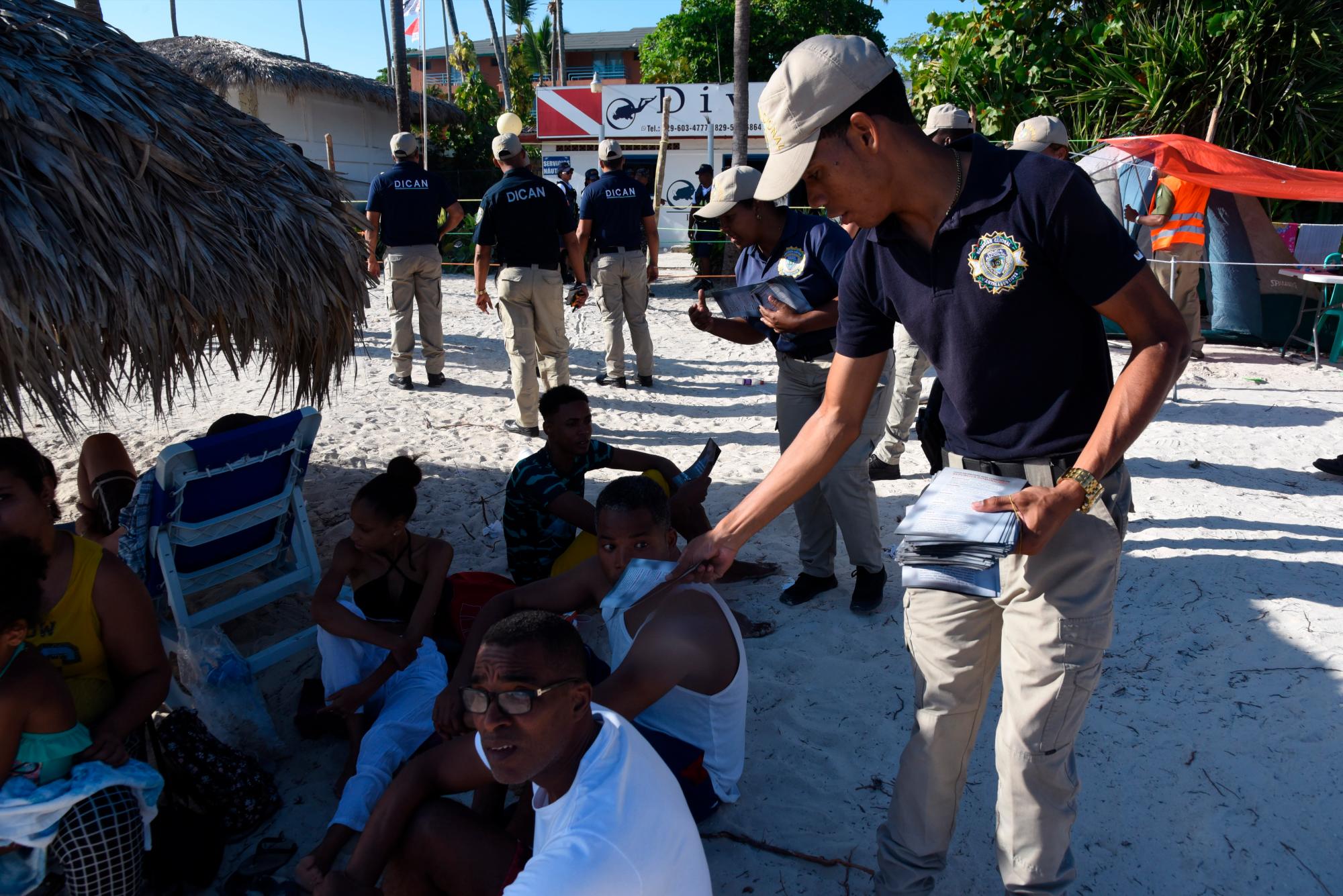 Miembros del Dican ofrecen orientación a los bañistas. 
