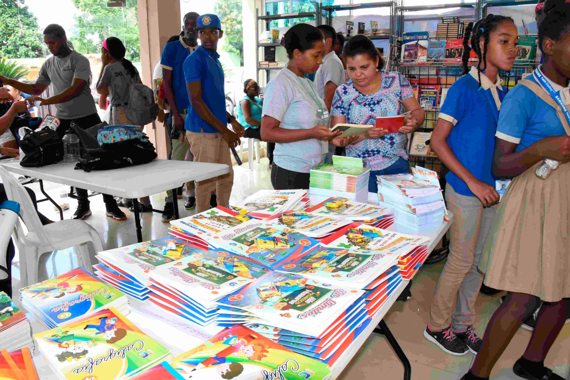 Los jóvenes visitan los diferentes espacios de la feria del libro