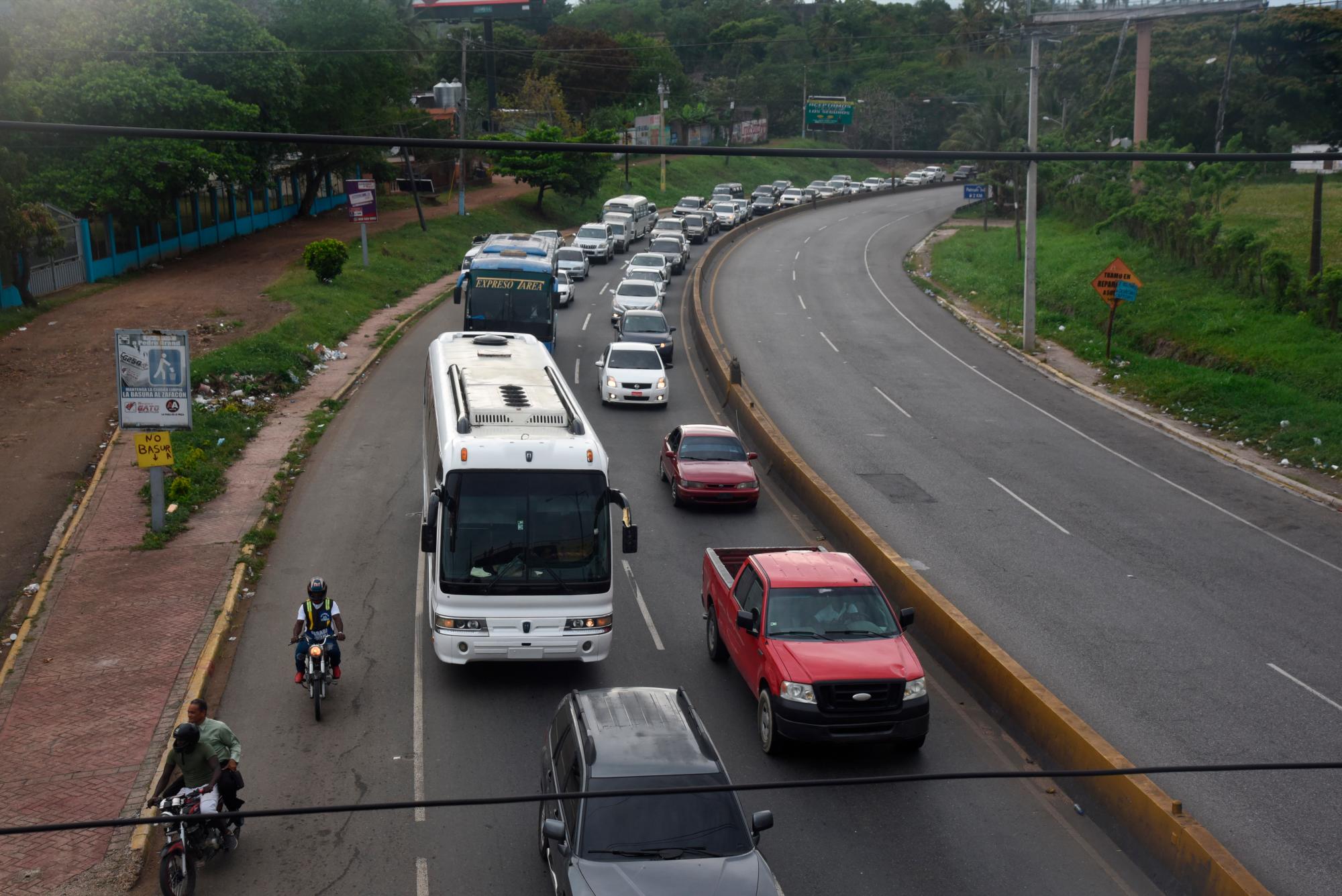 Tránsito por la autopista Duarte. 