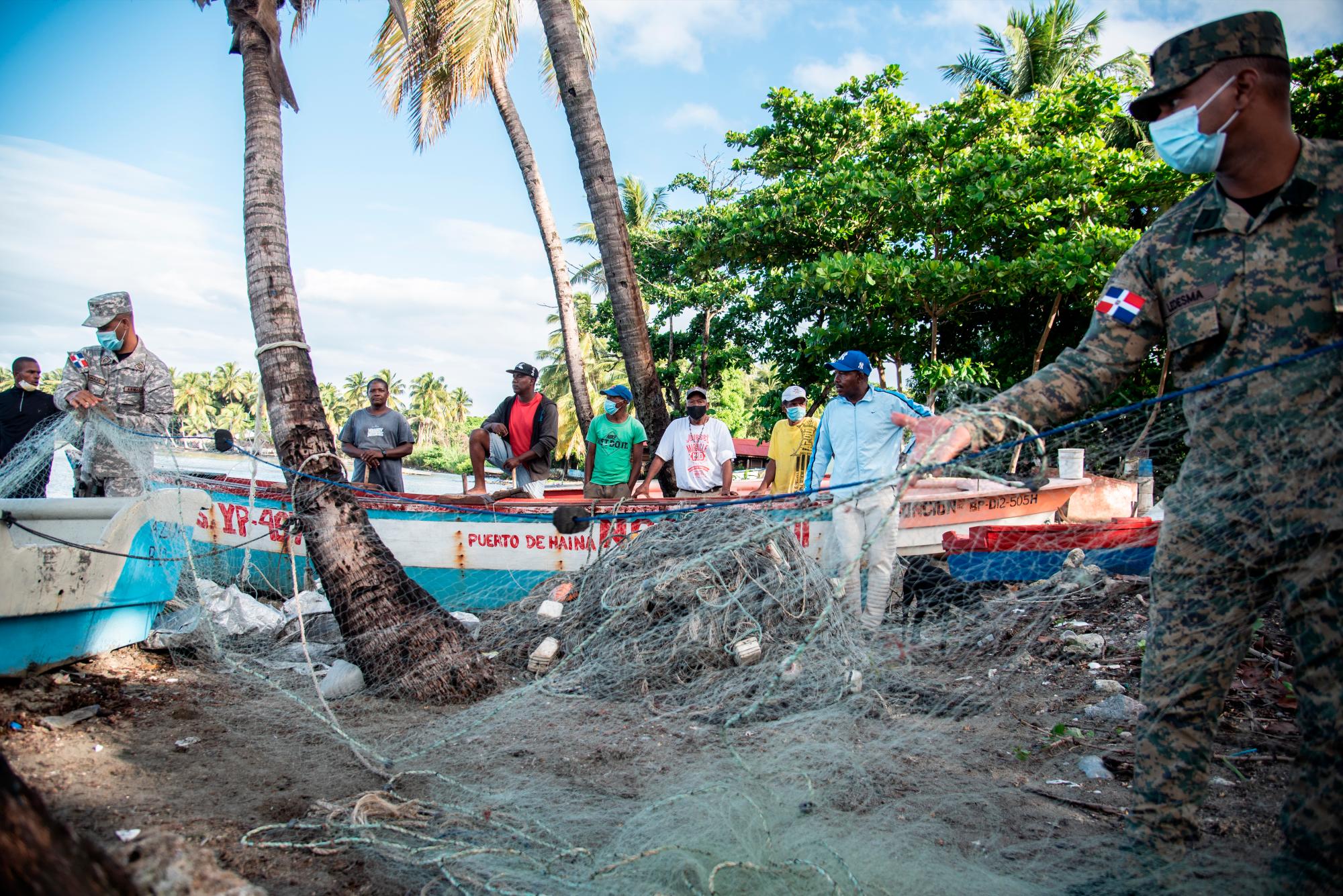 Pescadores observan cómo son incautadas sus redes.
