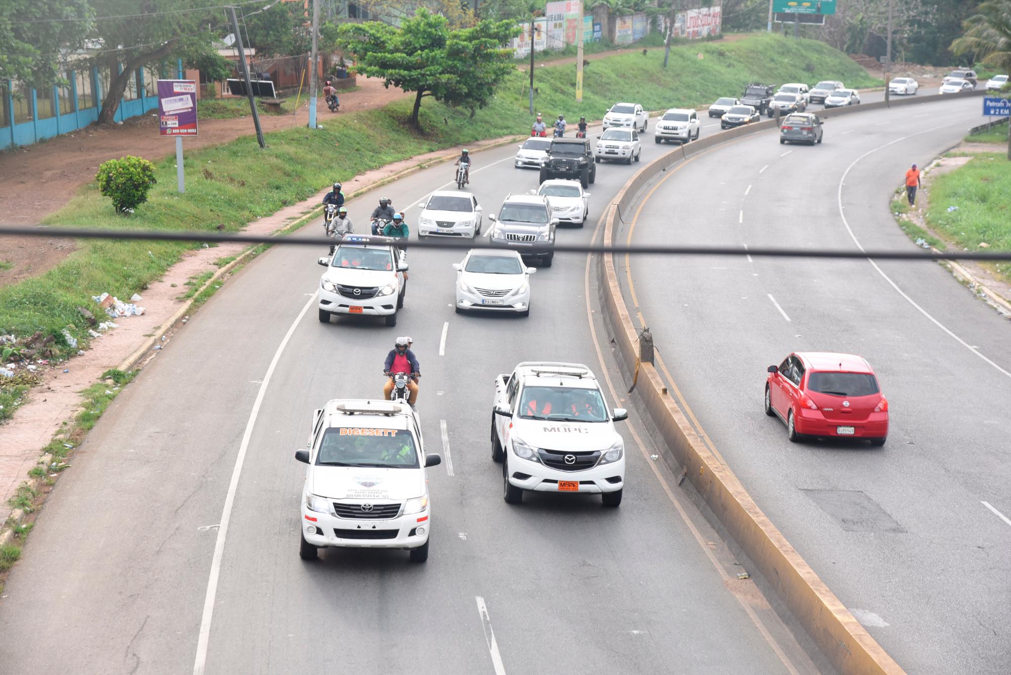 Carreteo de autoridades por la autopista Duarte.