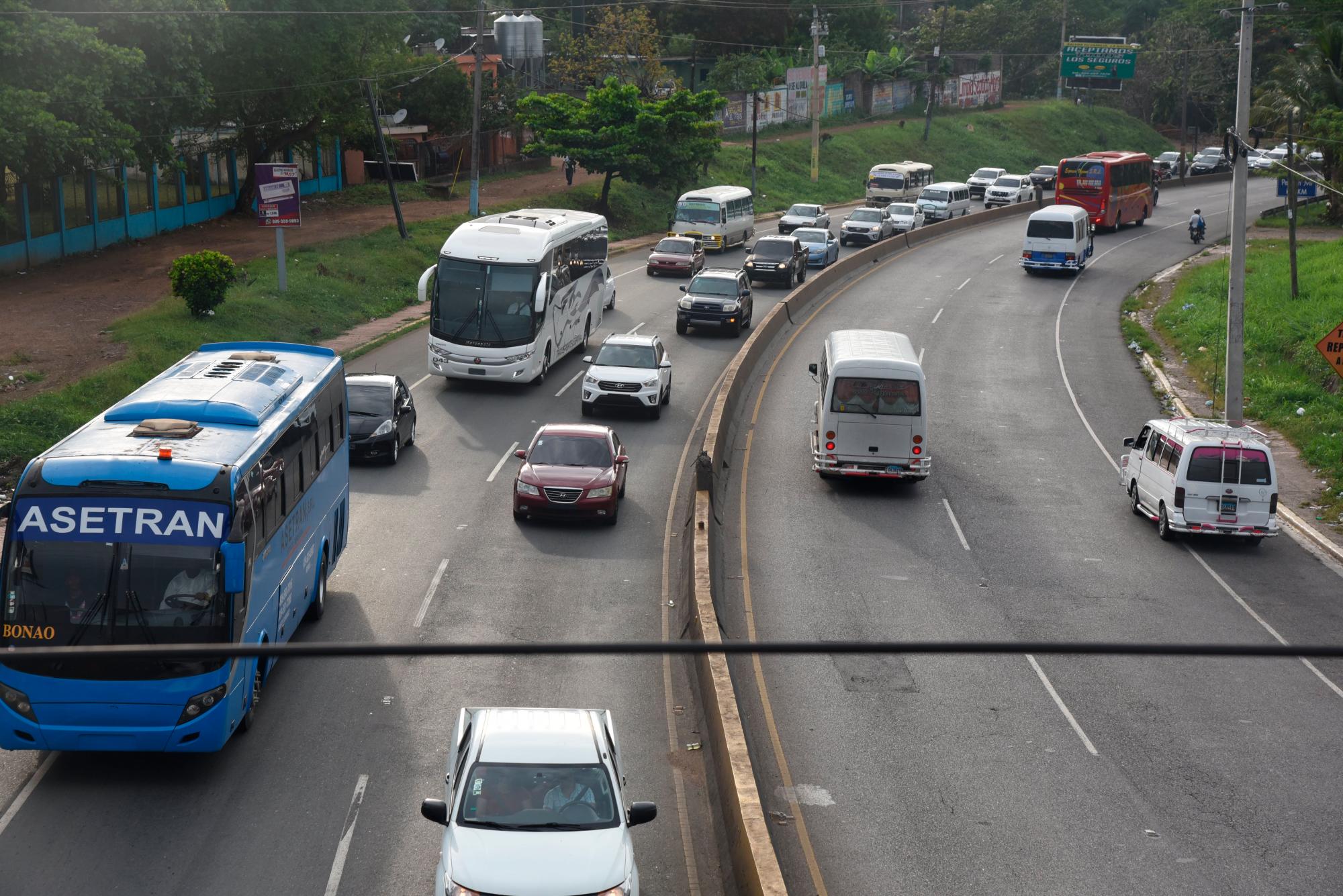 Tránsito por la autopista Duarte.
