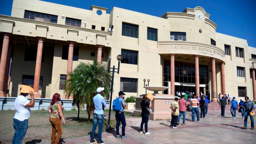 Aplazan por tercera vez coerción contra hombre que paralizó aeropuerto del Cibao con alarma de bomba
