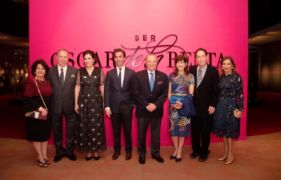 Inauguran en el Centro León exposición en honor a Oscar de la Renta