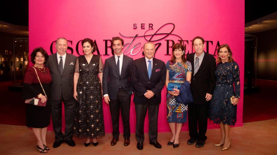 Inauguran en el Centro León exposición en honor a Oscar de la Renta Inauguran en el Centro León exposición en honor a Oscar de la Renta