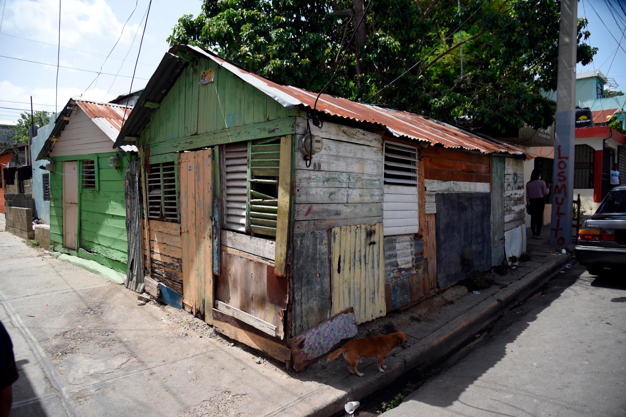 Santiago Oeste, República Dominicana: en esta casa vivió hasta la madrugada de este lunes 13 de julio, la señora Francisca Hilario de 36 años, víctima de una bala perdida en el Distrito Municipal Santiago Oeste, en el sector Cienfuegos 
