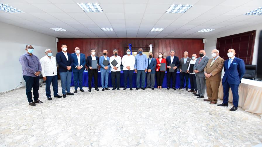 Firman siete contratos para energías renovables; empresarios destacan niveles de transparencia Firman siete contratos para energías renovables; empresarios destacan niveles de transparencia