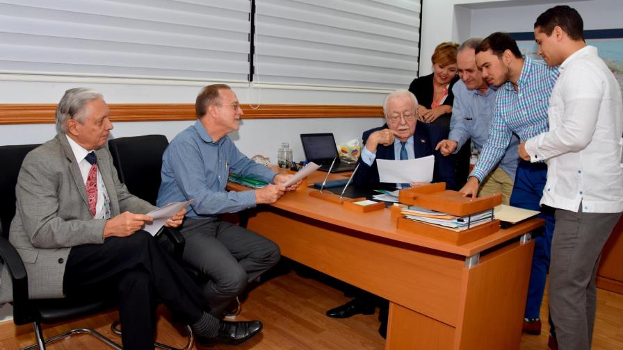 Autoridades fortalecerán las escuelas de artesanos y joyeros de ámbar y larimar