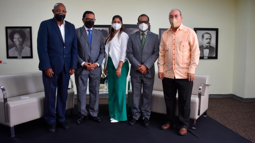 Escritores destacan talento narrativo y colorido de obra de Peralta Romero 