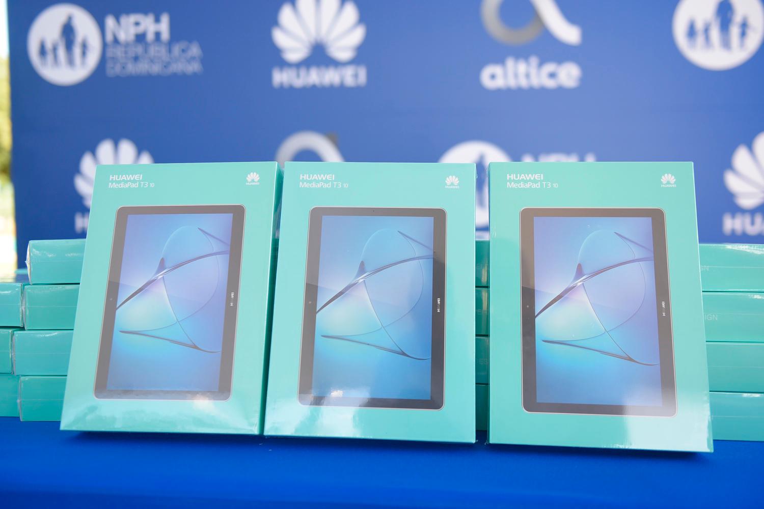 En adición a las 91 tabletas se incluye la remuneración de un año de trabajo a un profesional terapéutico especializado para la ejecución y seguimiento de las terapias necesarias para los niños, niñas y adolescentes con discapacidad que habitan en el centro.  