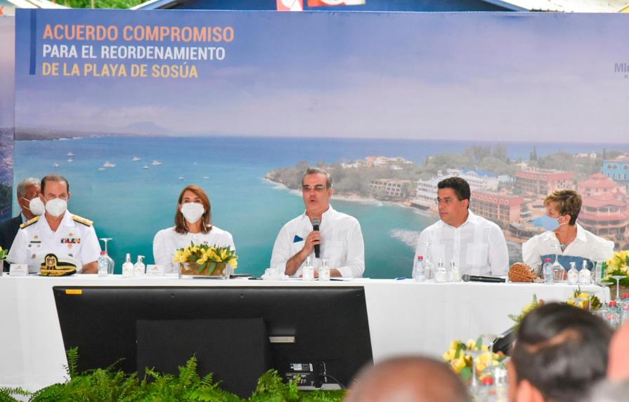 Firman acuerdo para el reordenamiento de las playas en Sosúa