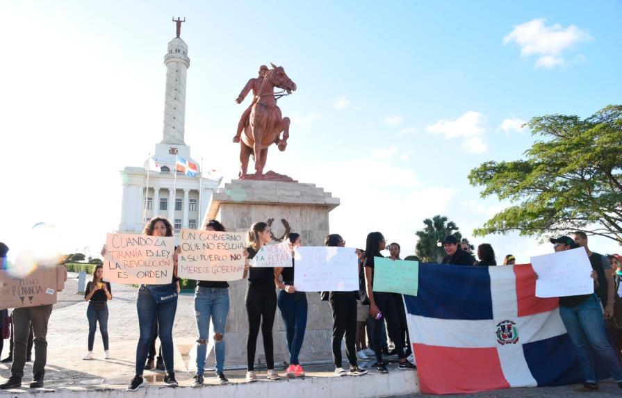 Jóvenes manifiestan en Santiago exigiendo castigo contra quienes laceran democracia
