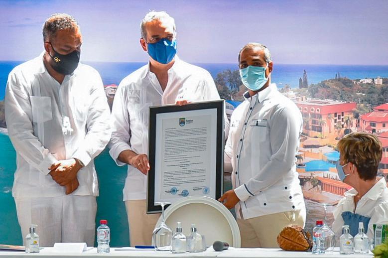 Firman acuerdo público-privado para reordenamiento playas Sosúa
