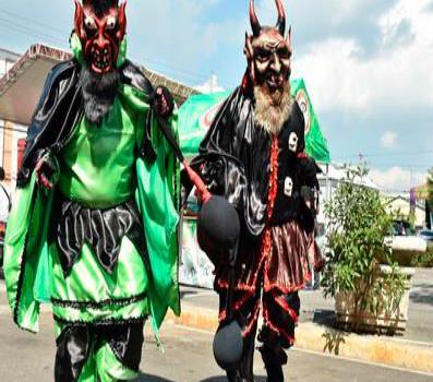 Comunicadores disfrutan del primer desfile del Carnaval Vegano