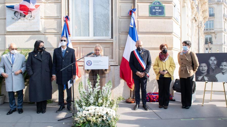 Develan placa de las Hermanas Mirabal en París 