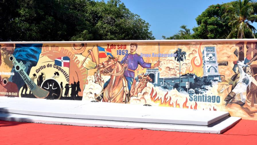 Alcaldía de Santiago honra héroes restauradores y libertarios con mural en Plaza de la Constitución