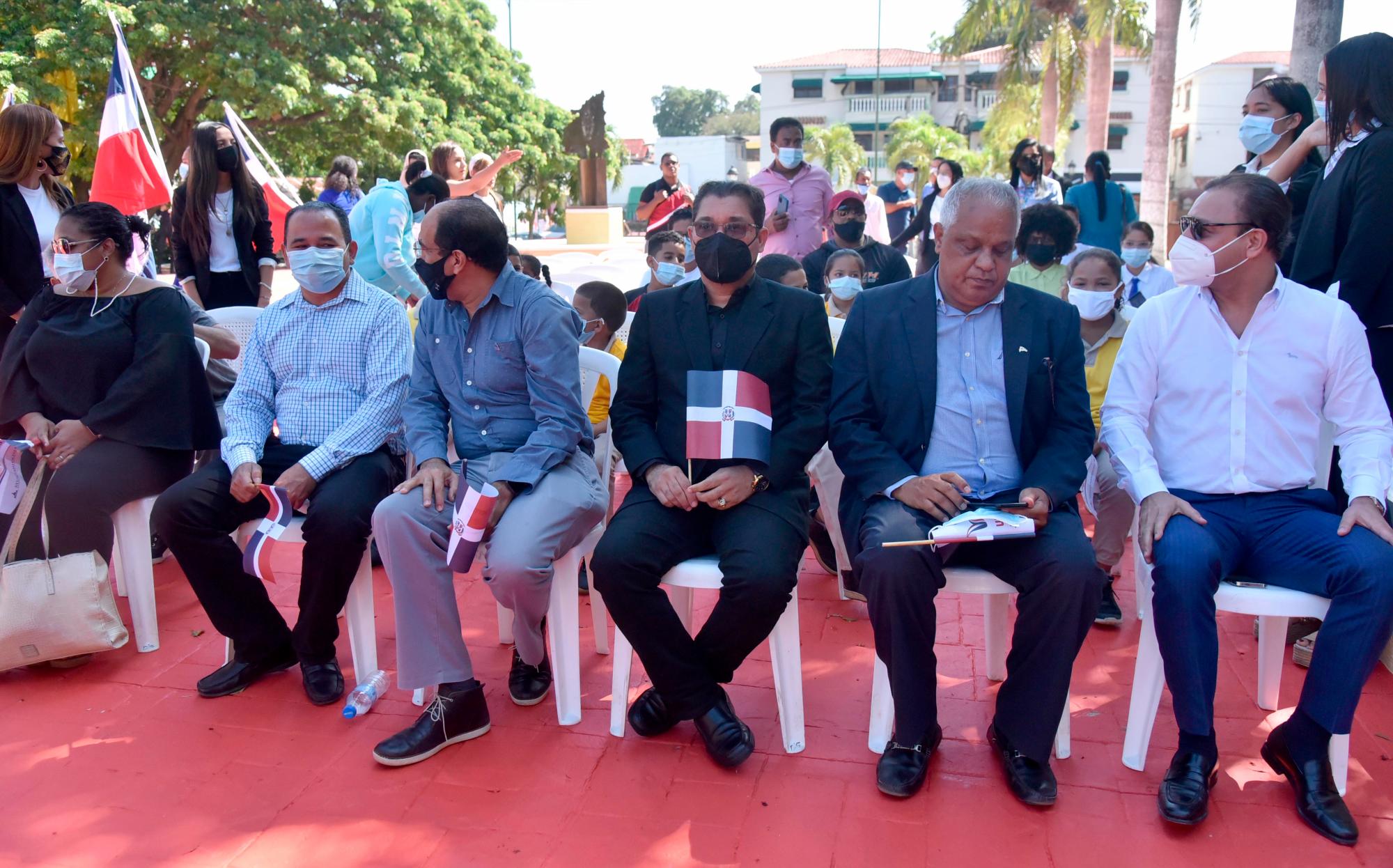 Acto por mural en Plaza de la Constitución.