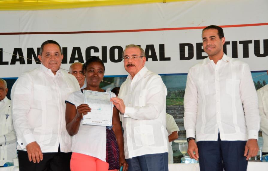 Gobierno entrega 482 títulos definitivos de parcelas y solares en Vicente Noble