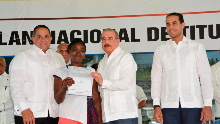 Gobierno entrega 482 títulos definitivos de parcelas y solares en Vicente Noble Gobierno entrega 482 títulos definitivos de parcelas y solares en Vicente Noble