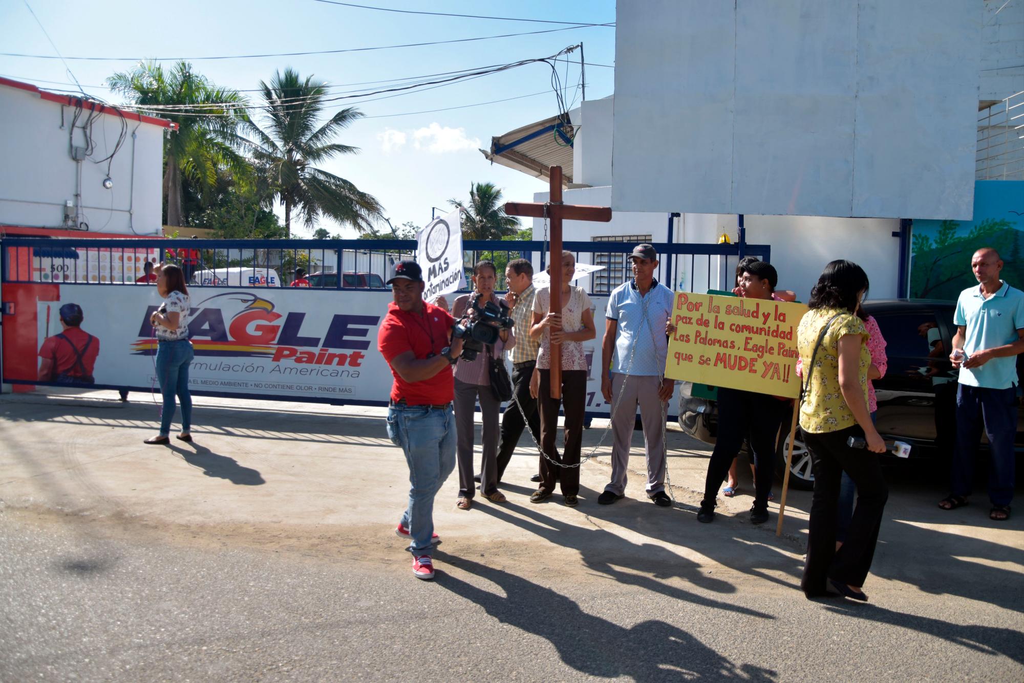 Moradores protestan frente a la fábrica de pintura. 
