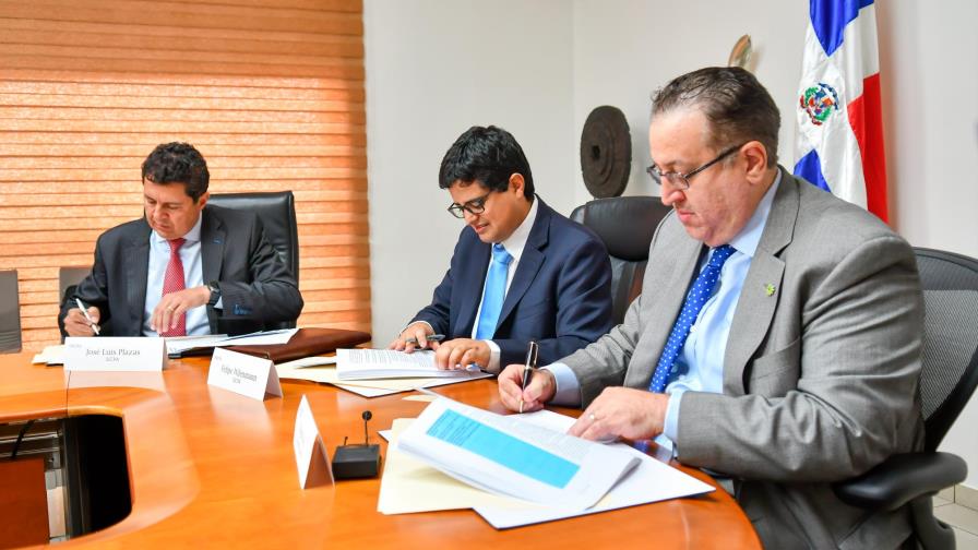 DGII firma convenio con SICPA