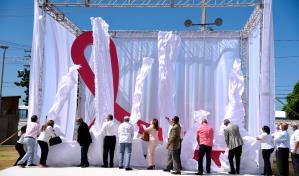 Develizan escultura en homenaje a la lucha contra el cáncer de mama