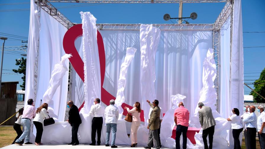 Develizan escultura en homenaje a la lucha contra el cáncer de mama