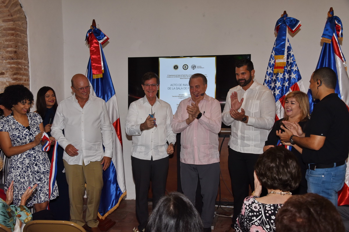 Autoridades de República Dominicana y Puerto Rico, luego del corte de la cinta que deja inaugurada la Sala de Puerto Rico en la Capilla de Los Remedios. 