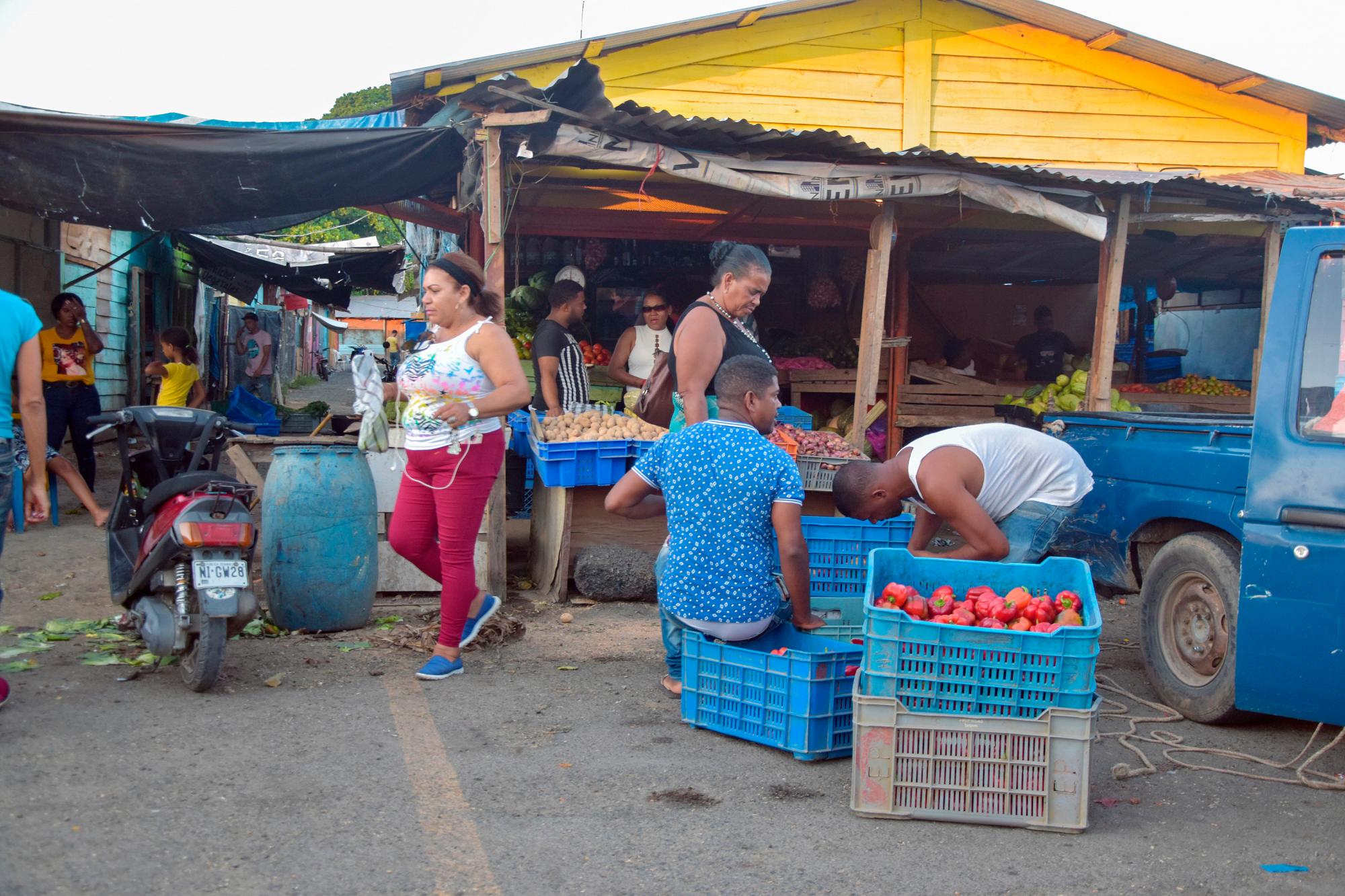 Comerciales del mercado de La Vega.