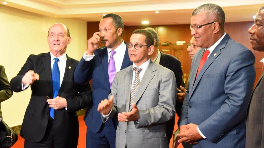 En vivo: Rueda de prensa de senadores leonelistas 