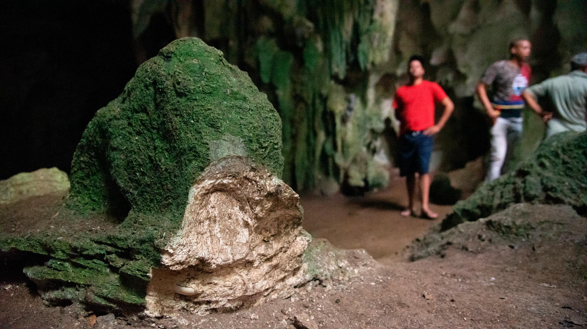 Una estalagmita de la Cueva del Puente afectada recientemente por personas hasta ahora desconocidas.