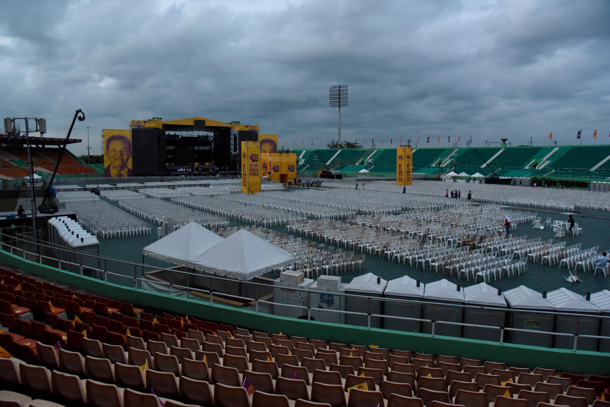 Asientos de las gradas esperan al público con artículos de propaganda. 