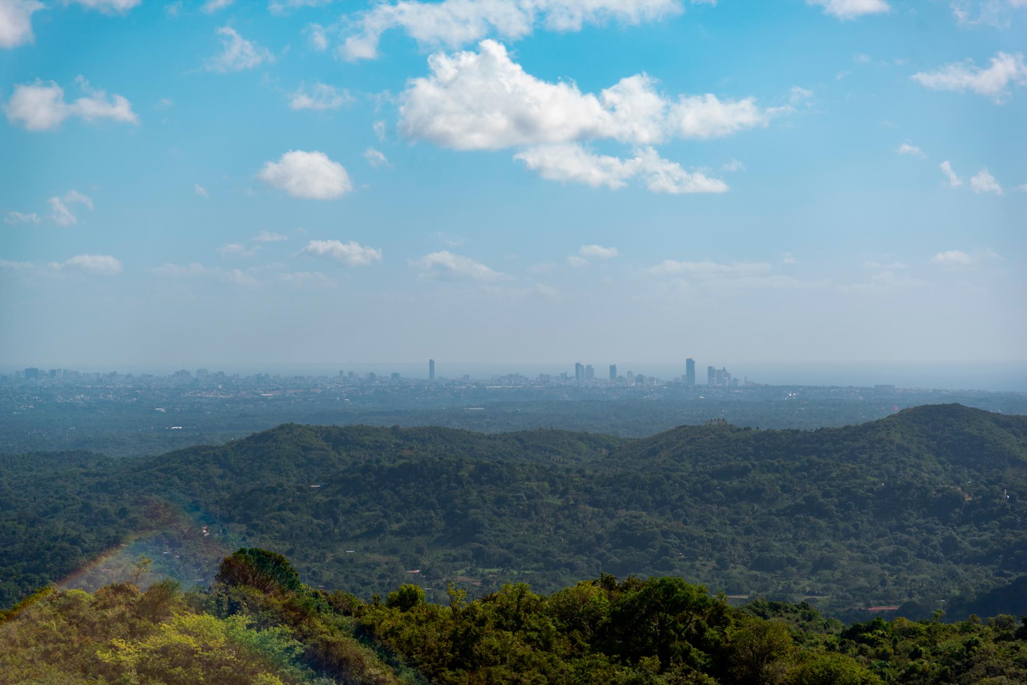 Una vista de la ciudad de Santo Domingo desde el área de la Cueva del Puente.