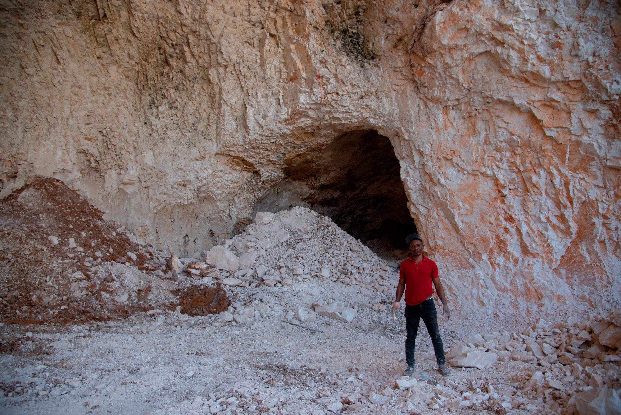 La extracción forma cuevas debajo de las montañas.
