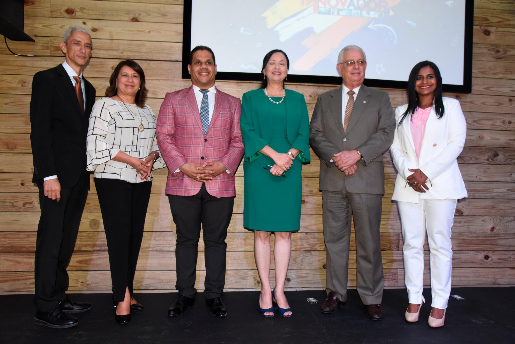 Funcionarios de Onapi, de la escuela de Santo Domingo y Puerto Plata, que participarán en el campamento.  